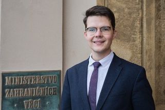 Jako mluvčí ministerstva zahraničí skončil Drake, dočasně ho nahradil Čörgő - Novinky